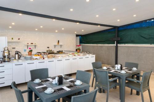 Η κουζίνα ή μικρή κουζίνα στο Royal Dream's Hotel