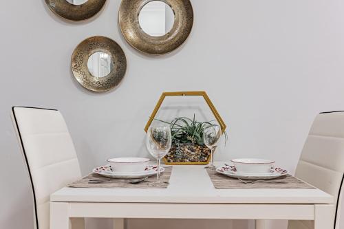 Executive 1+Den Condo, Parking – Photos 3