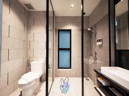 La salle de bains est pourvue de toilettes et d'un lavabo. dans l'établissement Scarletz KLCC By Starwood Lux, à Kuala Lumpur