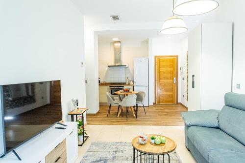 sala de estar con sofá azul y mesa en Anka Beach Apartment Patacona en Valencia