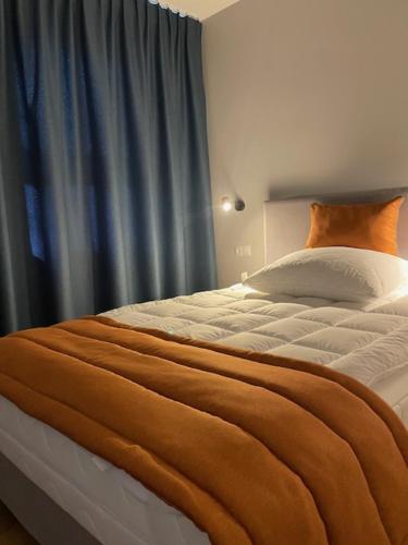 Een bed of bedden in een kamer bij Pokoje De Luxe Figaro