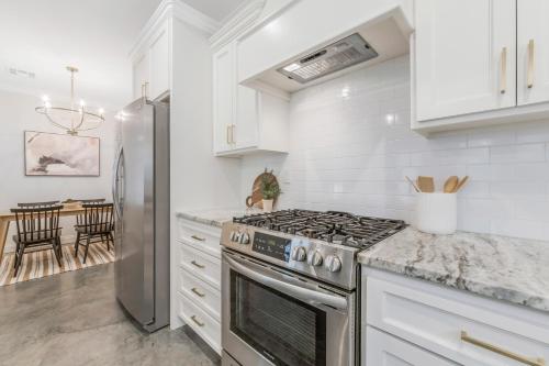 a kitchen with a stove and a refrigerator at Charming Cottage built in 2019 in Lafayette
