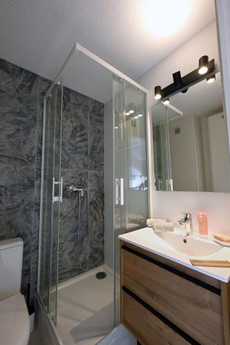 une salle de bain avec douche et lavabo dans l'établissement Charmant studio 2à4 pers avec jardin et place de parking situé à 5 min à pied de la mer, à Bandol