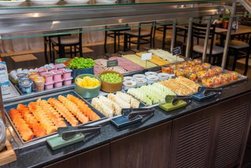 a buffet line with many different types of food at Slaviero Guarulhos Aeroporto in Guarulhos