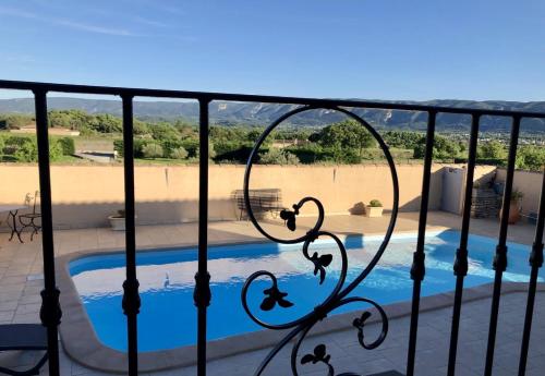 d'un balcon avec vue sur la piscine. dans l'établissement Villa privée avec vue et piscine près de Gordes, à Cabrières-dʼAvignon
