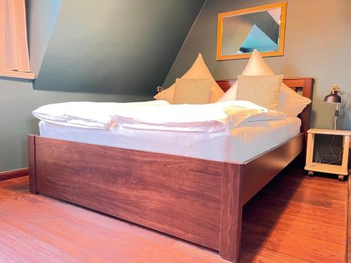 uma cama num quarto com uma moldura de madeira em Strandmuschel em List