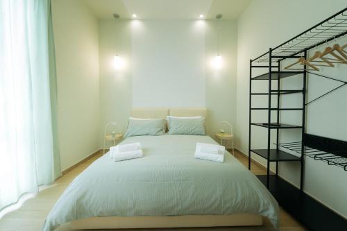 una camera da letto con un grande letto con due cuscini bianchi di In centro apartment a Palermo
