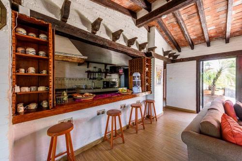 バジェ・デ・ブラボにあるCuarto Privado en Hostal Para 2 Personas Valleのキッチン(カウンター、スツール付)