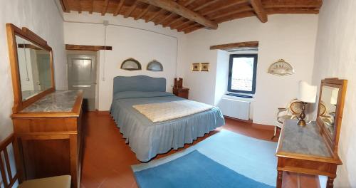 マッラーディにあるAgriturismo Badia della Valleのベッドルーム(ベッド1台、鏡付)