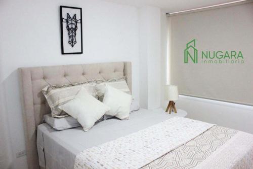 シパキラにあるApartamento Super-Confortableのベッドルーム1室(白いシーツと枕のベッド1台付)