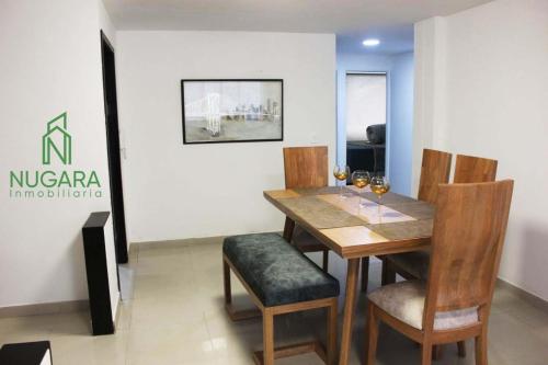comedor con mesa de madera y sillas en Apartamento Super-Confortable, en Zipaquirá