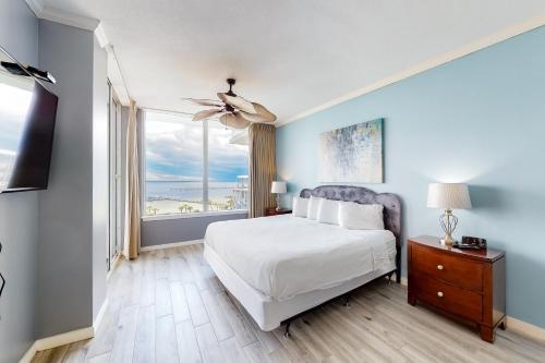 1 dormitorio con cama y ventana grande en Destin West Resort - Bayside Pelican PH5, en Fort Walton Beach