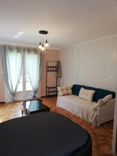 un salon avec un canapé et une table dans l'établissement Gites en Cevennes 