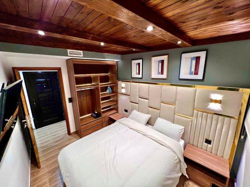 ein Schlafzimmer mit einem weißen Bett in einem Zimmer in der Unterkunft Centrico Tanger Idrissia 4 in Tangier