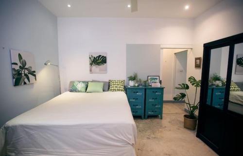 1 dormitorio con cama blanca y cómoda azul en Chiang Mai luxury condo hidden in the city en Chiang Mai