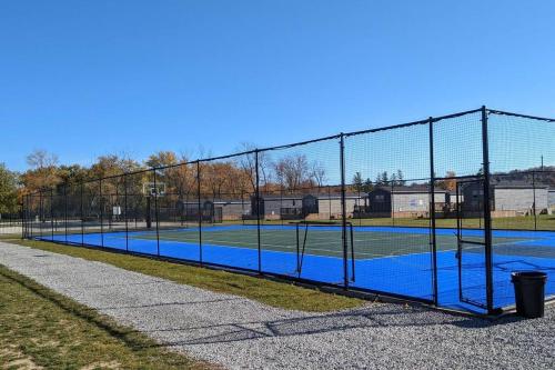 a tennis court with a fence around it at Subu's Paradise in Niagara in Niagara on the Lake
