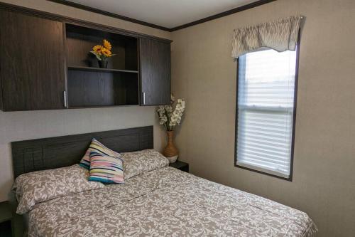 1 dormitorio con cama y ventana en Subu's Paradise in Niagara, en Niagara on the Lake