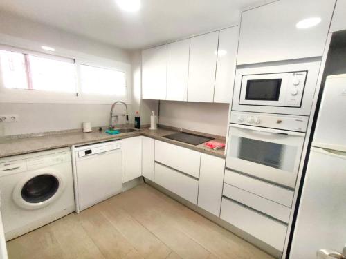 Very lightful apartment. Incredible sea views. Big terrace, Swimming pool. AC. Very close to Alicante city center.