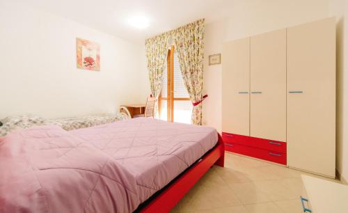 Un dormitorio con una cama y una ventana en CASA ELENA, en Alghero