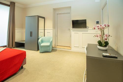 a bedroom with a bed and a desk and a tv at suebi rooms and appartament in Termoli