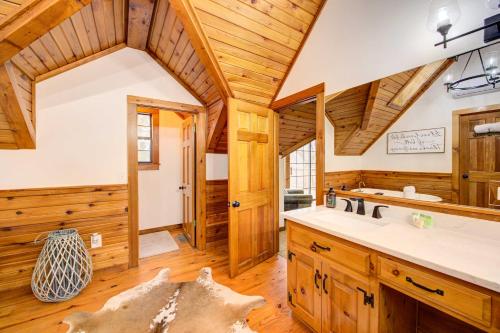 - une cuisine en rondins avec des murs en bois et un plafond voûté dans l'établissement Secluded Beaver Lake Cabin with Private Dock!, à Garfield