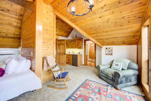 - une chambre avec un lit et une chaise dans l'établissement Secluded Beaver Lake Cabin with Private Dock!, à Garfield