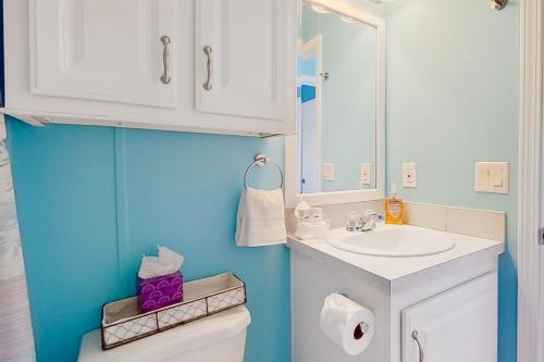 uma casa de banho com um lavatório, um WC e um espelho. em The Blue Bayou em Naples