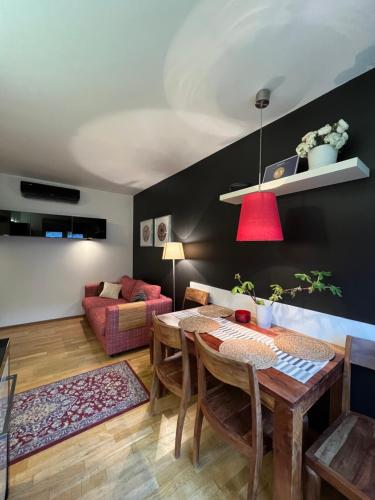 - un salon avec une table et un canapé dans l'établissement Apartament Baryłka, à Kazimierz Dolny