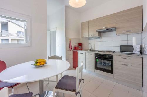 una cocina con una mesa con un bol de fruta. en Apartment in Dramalj 39040, en Dramalj