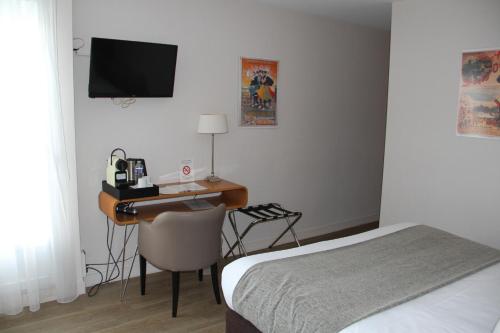 Postel nebo postele na pokoji v ubytování Cit'Hotel Le Chêne Vert