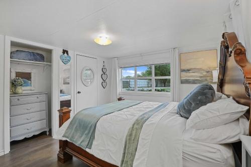 a bedroom with a bed and a window at Boat and Fish on Lewisville Lake Pet-Friendly Haven in Lake Dallas
