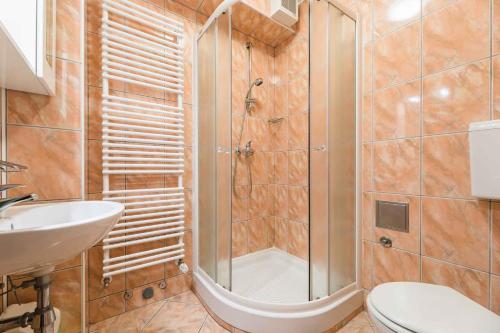One-Bedroom Apartment in Crikvenica I في دْرامالج: حمام مع دش ومرحاض ومغسلة