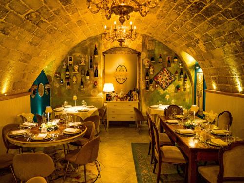 Un restaurante u otro lugar para comer en Le Caserie Locanda di Charme
