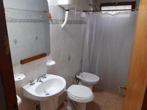 een badkamer met een toilet en een wastafel bij Lo de Quebu Cabaña en la Montaña in Potrerillos