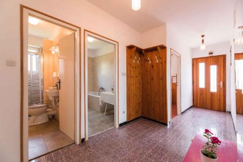 uma casa de banho com uma banheira, um WC e um lavatório. em Apartments in Crikvenica 5557 em Crikvenica