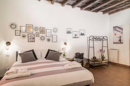 Un dormitorio con una cama grande en una habitación. en Stranamore Apartments Trastevere, en Roma