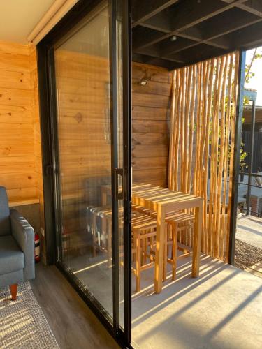 a screened in porch with a table and chairs at Cabañas La Matanza in Matanzas