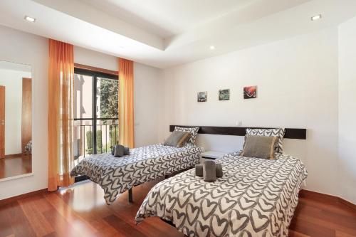 Postel nebo postele na pokoji v ubytování Baia da Luz Luz Beach 2 Bedroom Apartment