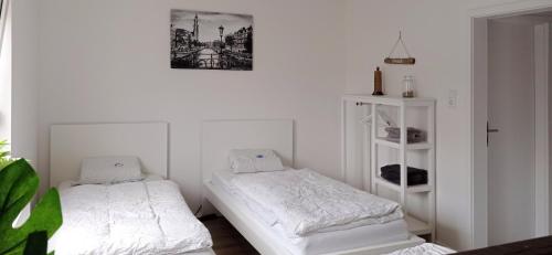 Katil atau katil-katil dalam bilik di WU01 - 75m2 - Single Beds - Comfortable Apartment - Wuppertal