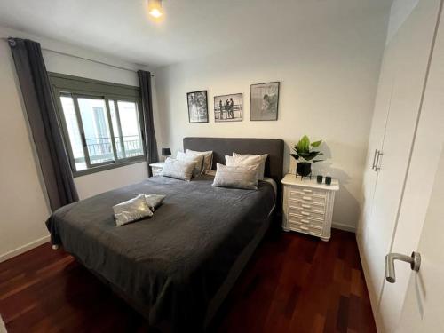 um quarto com uma cama com duas almofadas em Pure Bliss Apartment Sitges em Sitges