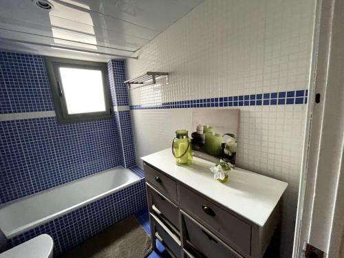 uma casa de banho com um lavatório, um WC e uma banheira em Pure Bliss Apartment Sitges em Sitges