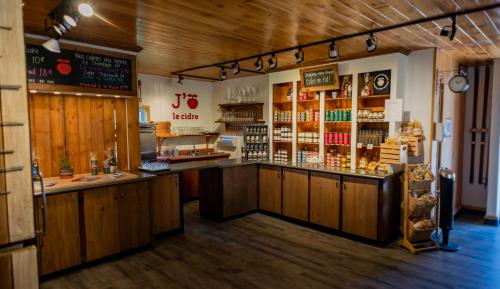 - un bar dans un restaurant doté de murs en bois et de parquet dans l'établissement Domaine Steinbach Cidrerie B&B Distillerie, à Saint-Pierre-de-l'Île-d'Orléans