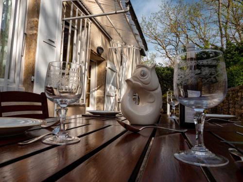 - une table en bois avec des verres à vin dans l'établissement Maison vigneronne dans les hautes-côtes de Beaune, à Change