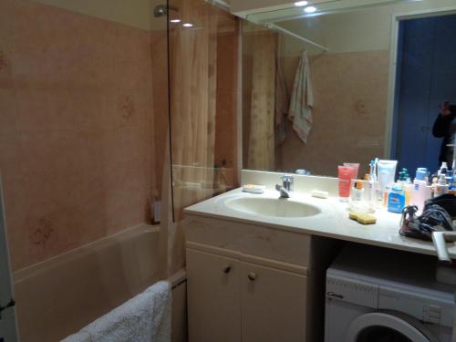 une salle de bain avec un lavabo, une douche et une baignoire dans l'établissement l'Argentiere, à La Londe-les-Maures