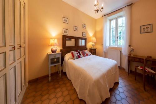 une chambre avec un lit blanc et une fenêtre dans l'établissement Maison vigneronne dans les hautes-côtes de Beaune, à Change