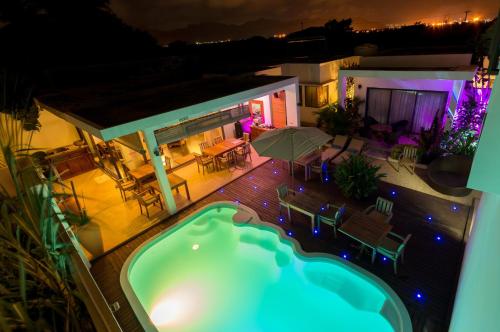- une vue aérienne sur une maison avec une piscine dans l'établissement Villa Alizee, à Port-Louis