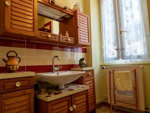 une salle de bain avec un lavabo et un miroir dans l'établissement Maison vigneronne dans les hautes-côtes de Beaune, à Change