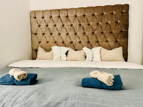 1 dormitorio con 1 cama grande y 2 toallas en The Blue House en Lárnaca