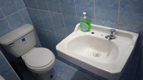 Hostel Viajeros Arequipa في أريكيبا: حمام مع حوض أبيض ومرحاض