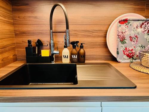 un comptoir de cuisine avec un évier et un évier dans l'établissement La Maison Blanche du 10Honfleur, à Honfleur